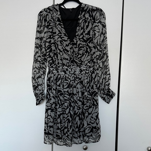 Vero Moda Dresses & Skirts - Vero Moda Black and Gray Printed Long-Sleeve Wrap Dress